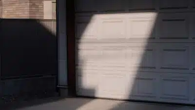 Guide complet pour choisir une porte de garage qui répond à toutes vos attentes