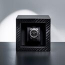 une montre dans un coffret noir