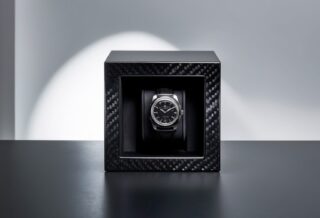 une montre dans un coffret noir